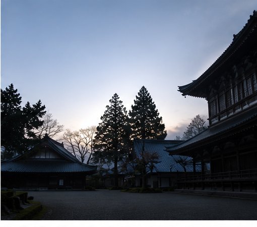 夜明けの永平寺の中庭、空が静かに明るむ