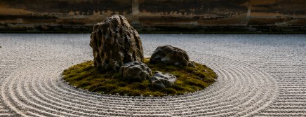 龍安寺石庭の石組み、苔と砂紋に囲まれた配置